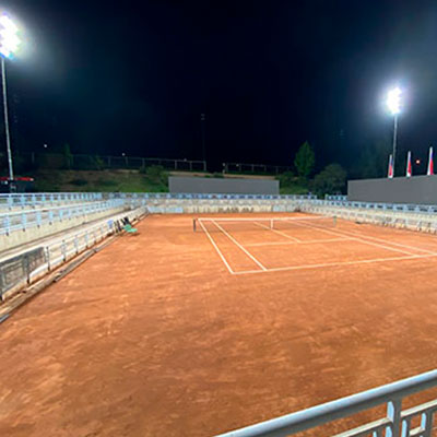  implementación de iluminación eficaz  en Court Central Universidad Católica